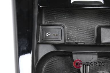 Лайсна централна конзола с поставка чаши за MERCEDES-BENZ A-CLASS Saloon (V177) A 180 (2019)