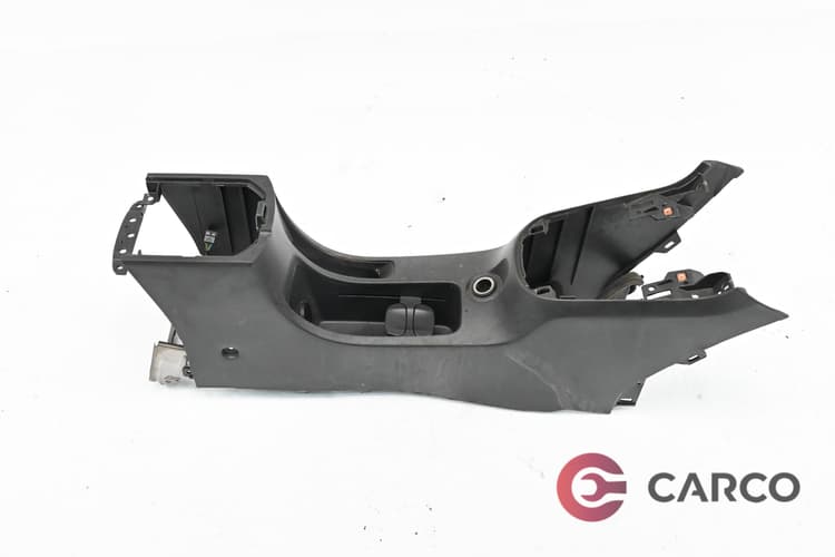 Конзола около скоростен лост и ръчна спирачка за CHEVROLET CRUZE (J300) 1.8 (2009)