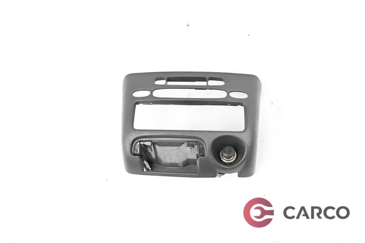 Лайсна около радио за TOYOTA YARIS  (SCP1_, NLP1_, NCP1_) 1.0 16V (1999 - 2005)