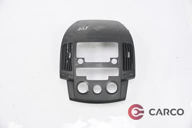 Лайсна около радио за HYUNDAI i30 FACELIFT  CW (FD) 1.4 (2007 - 2012)