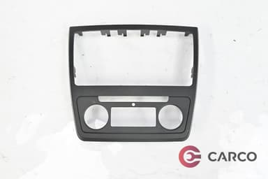 Лайсна около радио 5L0 858 069 H за SKODA YETI FACELIFT (5L) 2.0 TDI (2009)