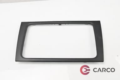 Лайсна около радио 5K0858063B за VW GOLF VI (5K1) 1.4 TSI (2008 - 2013)