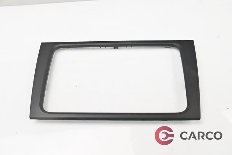 Лайсна около радио 5K0858063B за VW GOLF VI (5K1) 1.4 TSI (2008 - 2013)