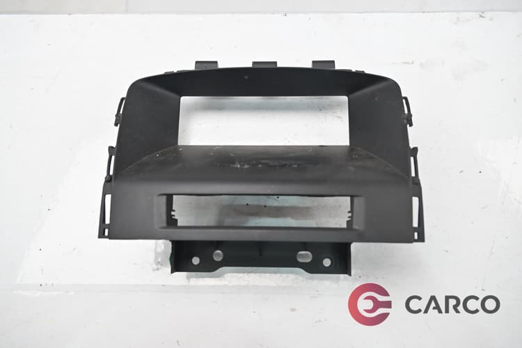 Лайсна около дисплей 13362791 за OPEL ASTRA J Sports Tourer 1.7 CDTI (2010)
