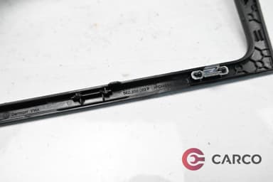 Лайсна около радио 5K0 858 063 F за VW GOLF VI Variant (AJ5) 1.4 TSI (2008 - 2013)